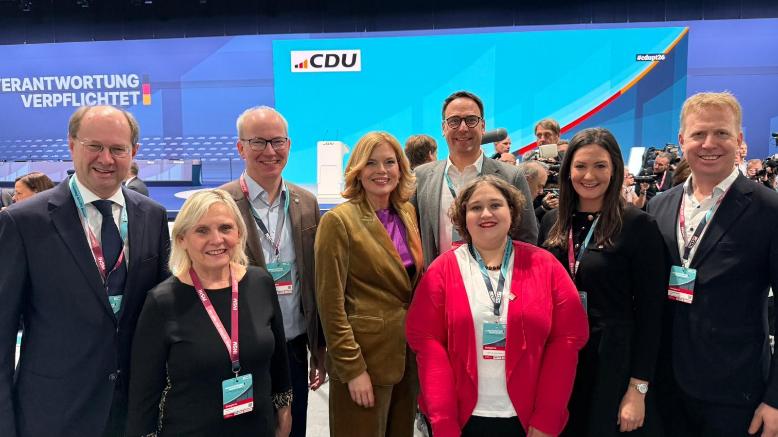 Die Delegation aus dem Kreis Warendorf nutzte die Gelegenheit zum Gruppenbild mit Bundestagspr�sidentin Julia Kl�ckner (4.v.l.): Landrat Dr. Olaf Gericke, Elke Duhme (Kreistagsfraktion), Daniel Hagemeier MdL, Kreisvorsitzender Markus H�ner MdL, Ann-Sophie