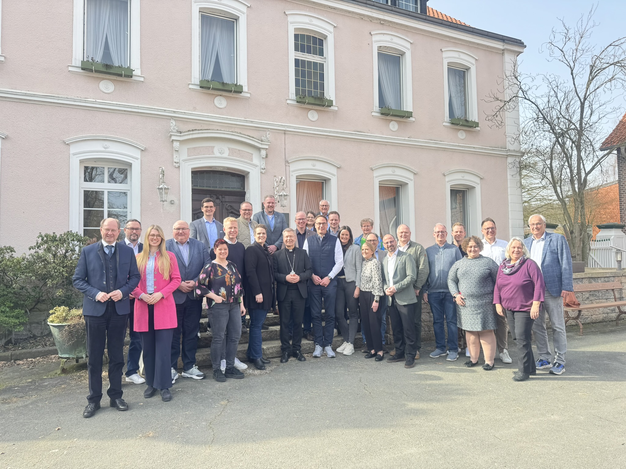 Bei der Klausurtagung zog der CDU Kreisverband Warendorf-Beckum Bilanz und diskutierte Zukunftsthemen. Als besonderen Gast begr��ten die Mitglieder Weihbischof Dr. Stefan Zekorn.