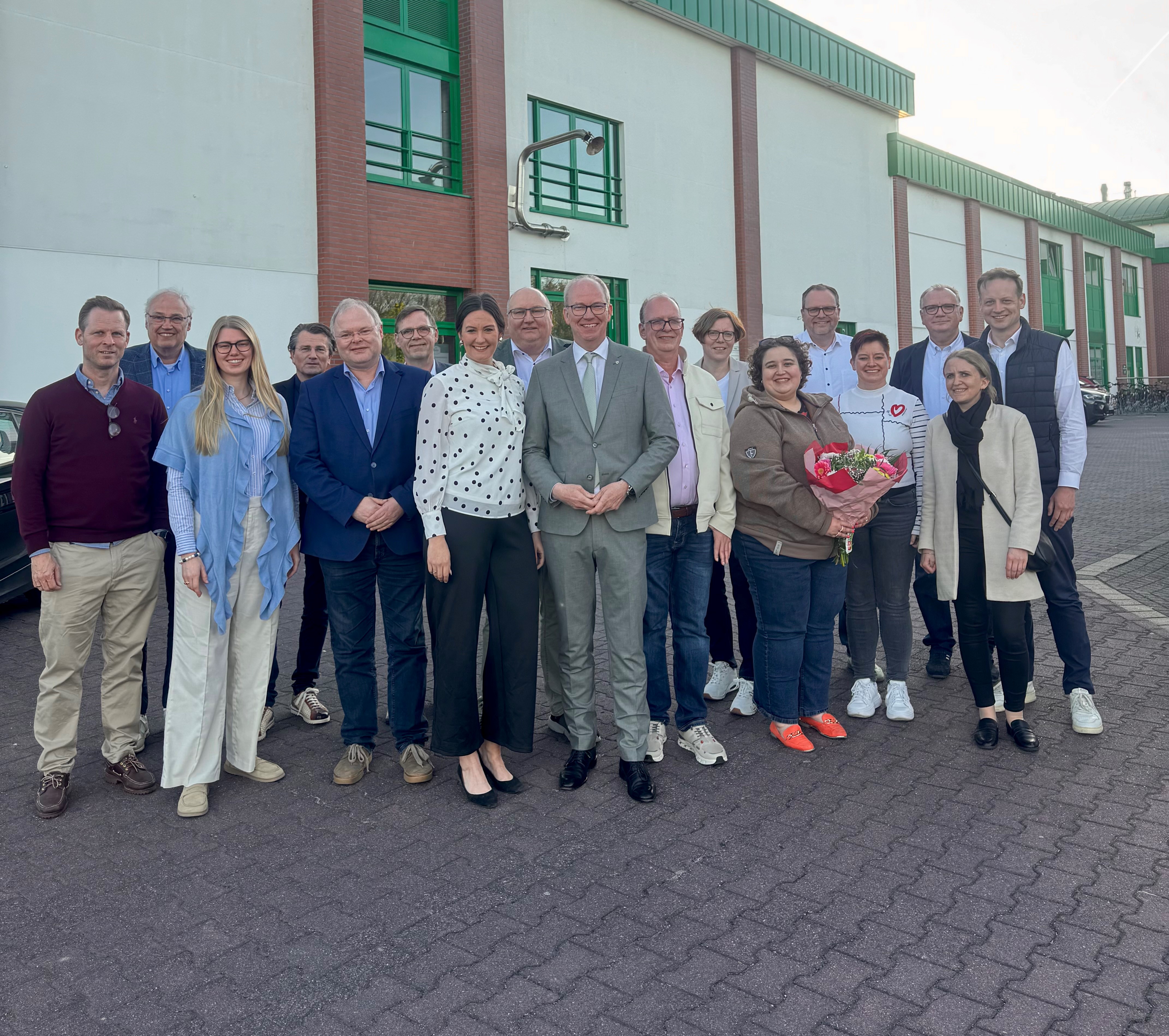 Geschlossenes Signal des CDU-Kreisverbandes Warendorf-Beckum: Daniel Hagemeier (mittig) und Markus H�ner (krankheitsbedingt nicht auf dem Gruppenbild) sollen die Region nach dem Wunsch des Kreisvorstandes auch k�nftig im Landtag Nordrhein-Westfalen vertre