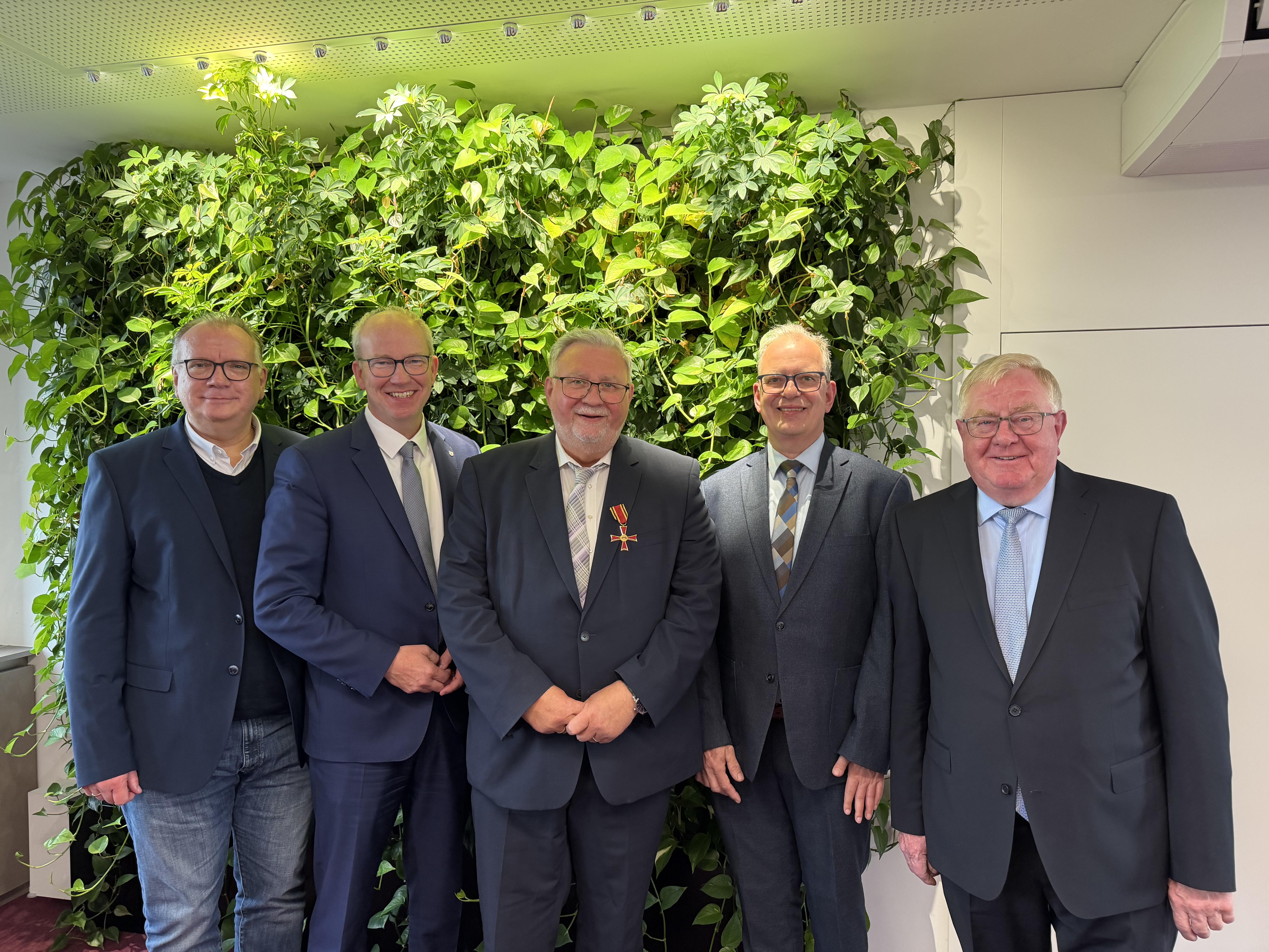 Ulrich B�sl (mittig) im Kreise der Gratulante (v.l.): Martin Arnst (CDU-Kreisgesch�ftsf�hrer), Daniel Hagemeier MdL, Burkhard Marx (Kreisvorstand) und Reinhold Sendker (Ehrenvorsitzender der Kreis-CDU).