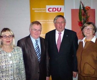 v.l.: Elke Duhme, Reinhold Sendker MdL, NRW-Arbeitssozialminister Karl-Josef Laumann MdL, Gertrud Schulze Westerath